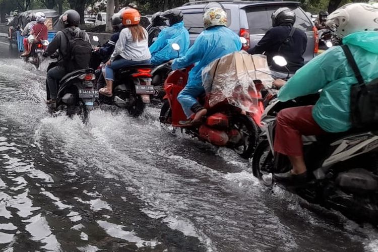 Sebuah genangan air setinggi hingga 40 sentimeter terjadi saat hujan deras di Jalan Daan Mogot, Jakarta Barat, pada Sabtu (5/2/2022) siang.