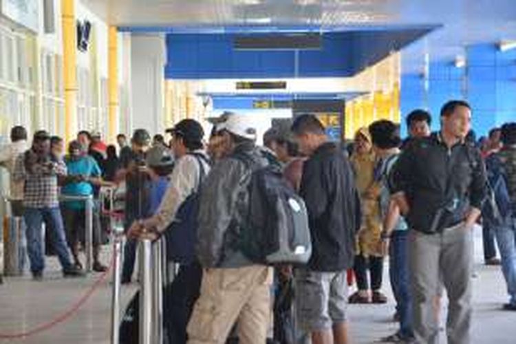 Ratusan penumpang di Bandara Babullah Ternate, Maluku Utara yang menunggu penerbangan yang direncanakan dibuka jam 10 pagi ini, Kamis (4/8/2016)