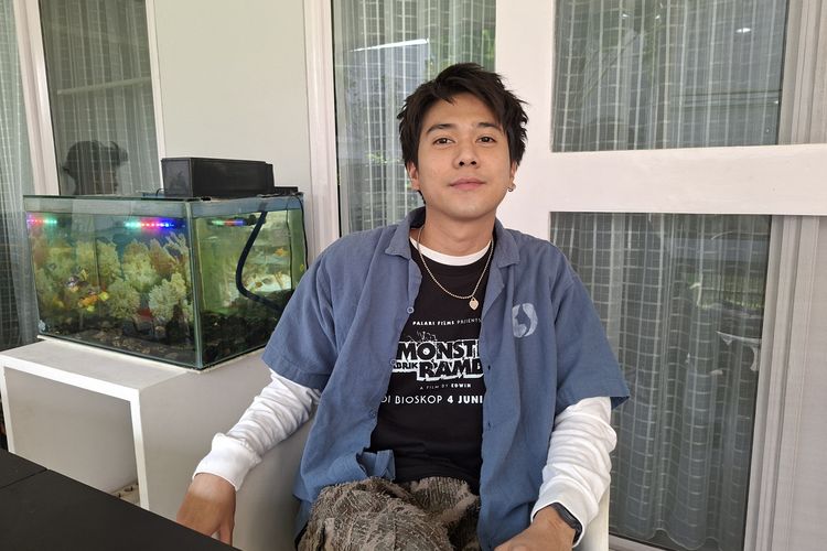 Cara Iqbaal Ramadhan Killing Time di Set Syuting Monster Pabrik Rambut