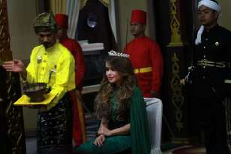 Penyanyi pop Melayu Siti Liza (duduk) menjalani upacara penganugerahan gelar kehormatan dari Kerajaan Surya Negara di istana kerajaan di Kabupaten Sanggau, Kalimantan Barat, itu pada Jumat (9/9/2016) malam,