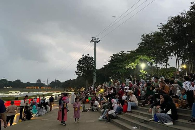 Penonton dancing fountain saat libur Nataru di Taman Mini Indonesia Indah, Senin (25/12/2023). 