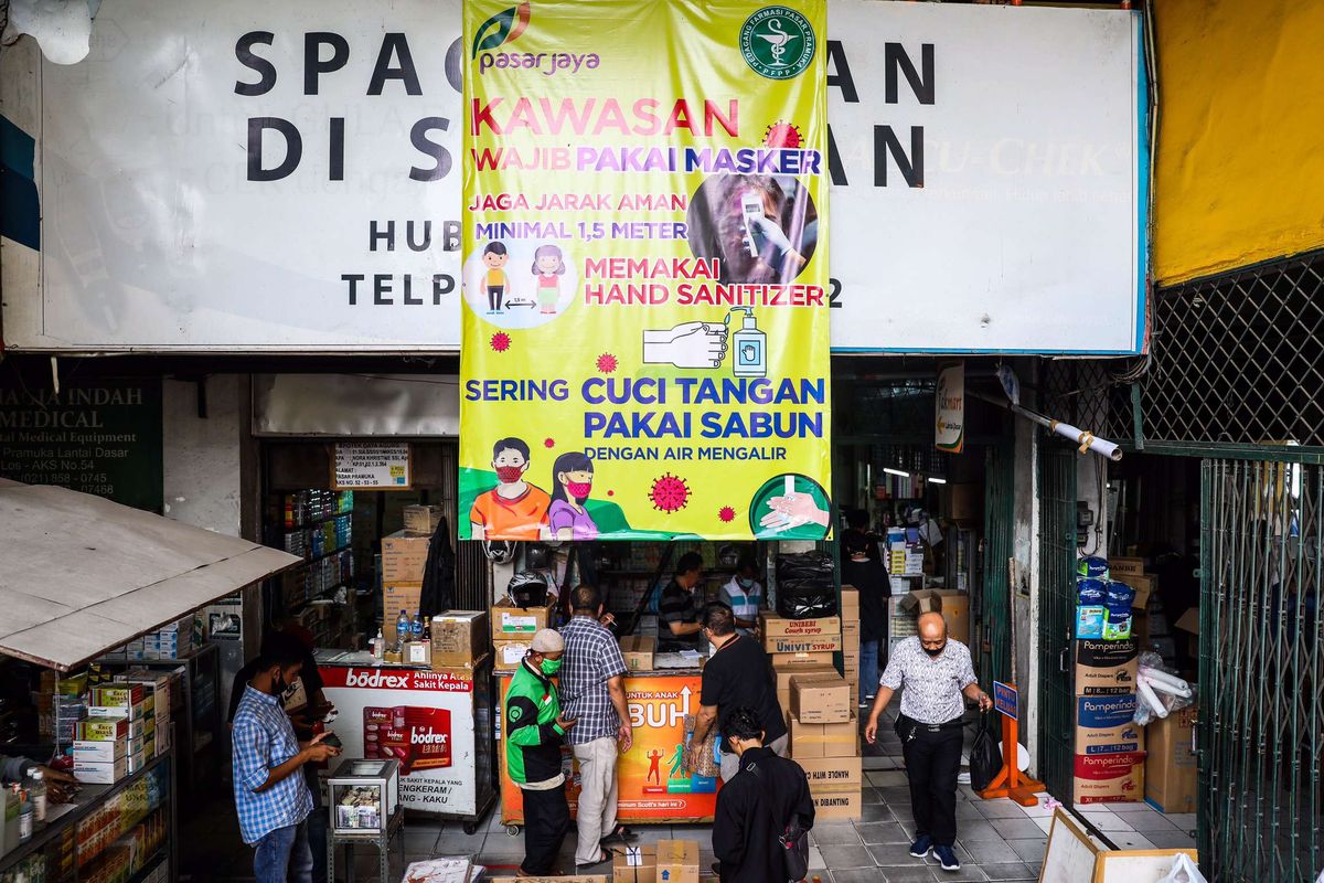 Aktvitas warga di Pasar Pramuka yang telah dibuka kembali di Jakarta Timur, Selasa (14/7/2020). Pengelola Pasar Pramuka menutup sementara pasar tersebut dari Sabtu (11/7) hingga Senin (13/7) menyusul satu orang pedagang terkonfirmasi positif COVID-19 setelah melakukan tes usap secara mandiri.