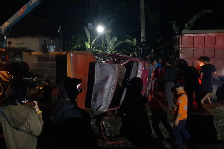 Petugas saat melakukan proses avakuasi truk yang tabrak Kereta Api Lodaya jurusan Solo-Bandung di pintu perlintasan daerah Dusun Sumber, Desa Balecatur, Kecamatan Gamping, Kabupaten Sleman, Selasa (26/4/2022).
