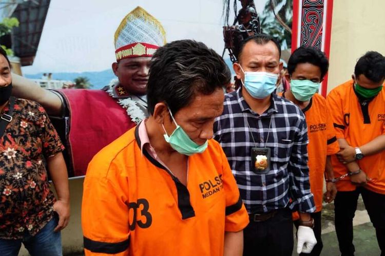 Jakop HS (48) mengaku reflek saat mengangkat garukan sampah ke arah polisi yang akan menangkapnya. Mantan polisi ini ditangkap polisi pada Jumat (3/7/2020) karena memakai sabu dengan 2 rekannya.