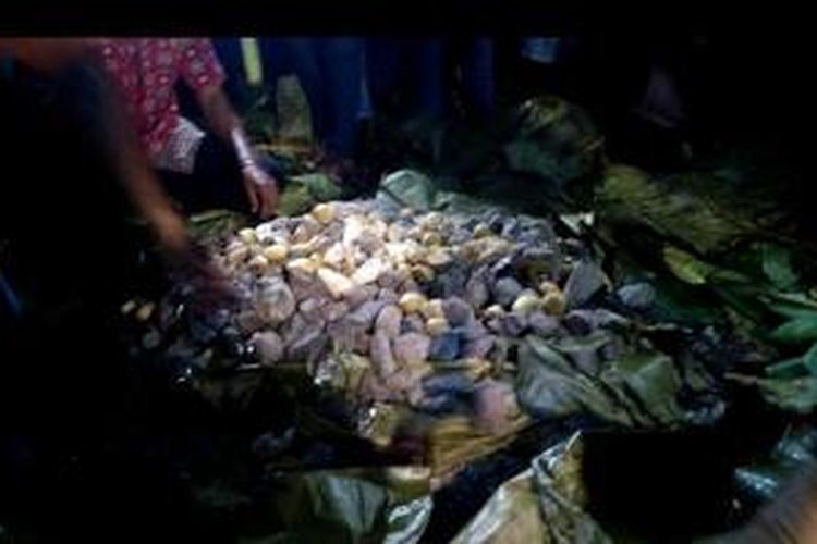 Barapen, tradisi masak tertua di Papua, Papua Barat, Kamis (4/9/2014). Singkong, keladi, ikan, dan daging berbungkus aluminium foil dibakar dengan ditindih batu panas.