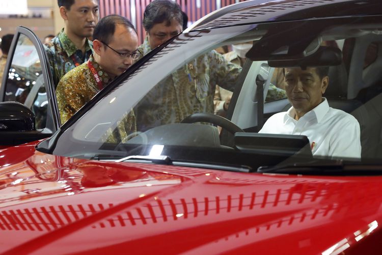 Presiden Joko Widodo di dalam Chery Tiggo 7 Pro saat IIMS 2023