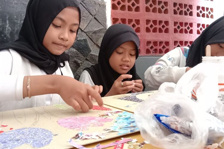 Anak-anak Rumah Belajar Sabilulungan Bandung tengah sibuk membuat hasil karya Kolase, lukis hingga batik cap yang dibuat dari bahan kentang, di Rumah Belajar Sabilulungan, Sekeloa, Kota Bandung, Jawa Barat, Sabtu (24/6/2023).