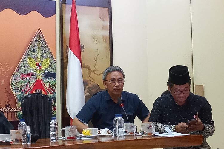 Koordinator Komite Pemilih Indonesia (Tepi) Jeirry Sumampouw  (tengah) dalam diskusi di Kantor Para Syndicate, Kebayoran Baru, Jakarta Selatan, Kamis (15/12/2022).
