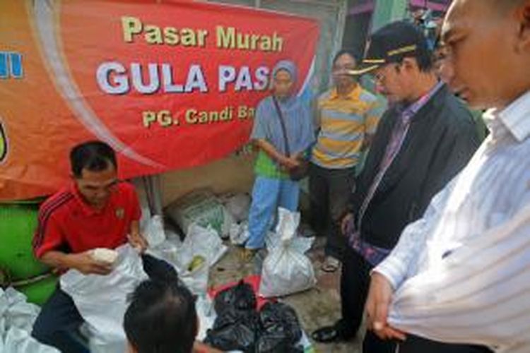 Bupati Pamekasan Achmad Syafii saat pantau harga di pasar tradisional di Pamekasan.