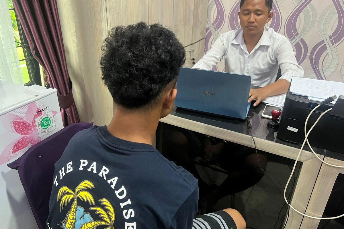 Tersangka SH santri yang menikam gurunya sendiri di pondok pesantren saat menjalani pemeriksaan di Polres OKU Timur, Sumatera Selatan, Kamis (1/9/2022).