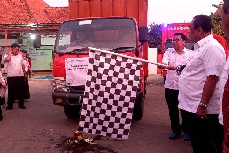 Arief Prasetyo Adi secara simbolis memberangkatkan truk pengangkut bantuan pangan di Purworejo pada Rabu (1/11/2023)