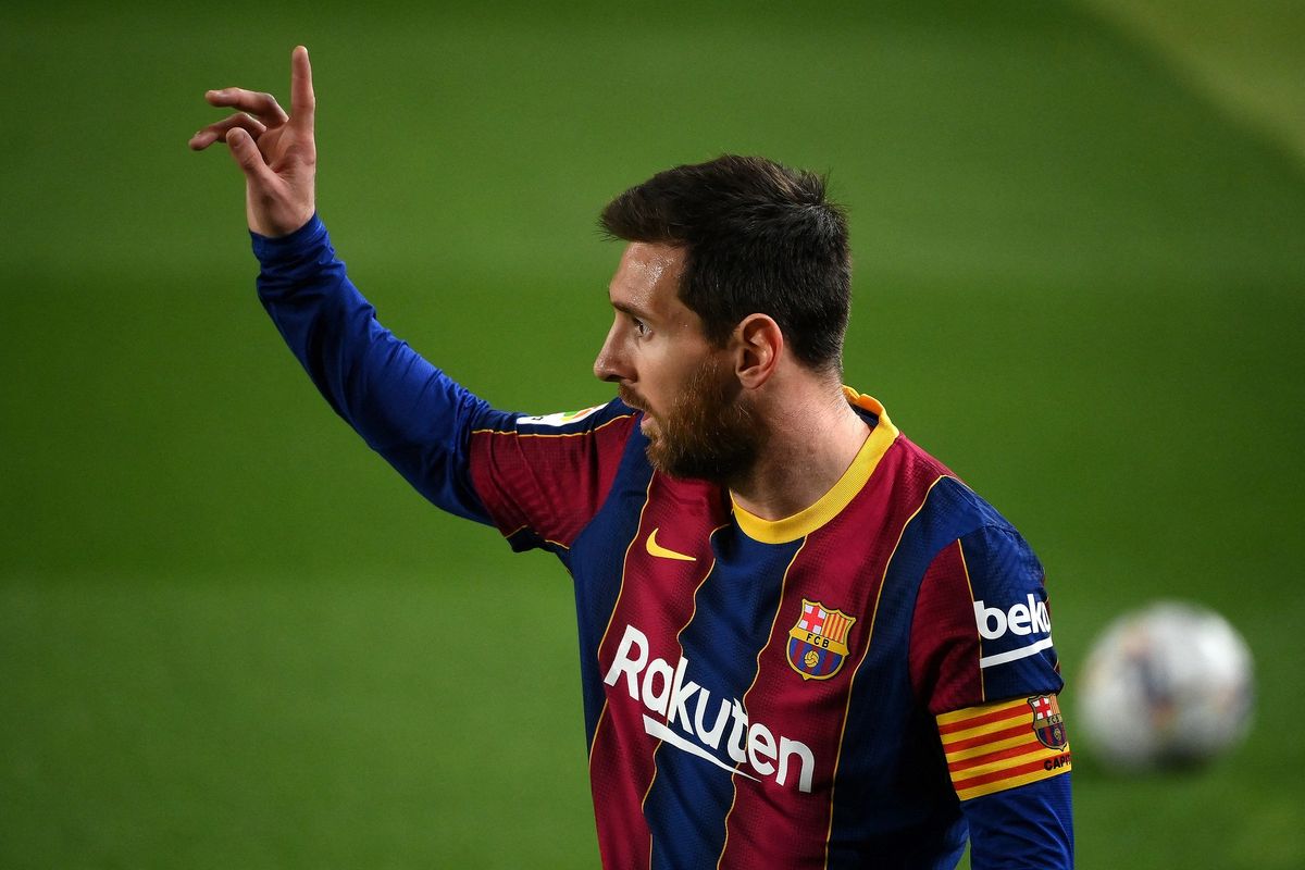 Foto tanggal 24 Februari 2021 menunjukkan gestur Lionel Messi dalam pertandingan Barcelona vs Elche di Camp Nou, dalam lanjutan La Liga musim 2020/2021. Terbaru, Messi mendapat dukungan dari Robert Lewandowski untuk kembali ke Barcelona setelah dia hengkang dari Camp Nou pada musim panas 2021. Kabar Messi kembali ke Barcelona kembali santer terdengar menjelang bursa transfer musim panas 2023.