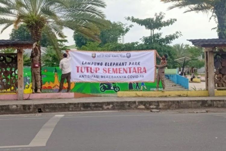Satpol PP Provinsi Lampung memasang spanduk peringatan Taman Gajah (Elephant Park) ditutup. Ruang terbuka hijau di tengah kota ini ditutup sementara untuk mencegah kerumunan.
