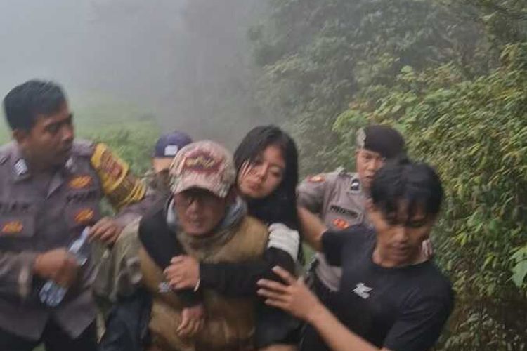 Anggota Polisi tengah mengevakuasi korban asal Kabupaten Subang yang alami hipotermia saat mendaki ke Puncak Sunan Ibu Kawah Putih, Rancabaki, Kabupaten Bandung, Jawa Barat, Sabtu (5/7/2025) kemarin