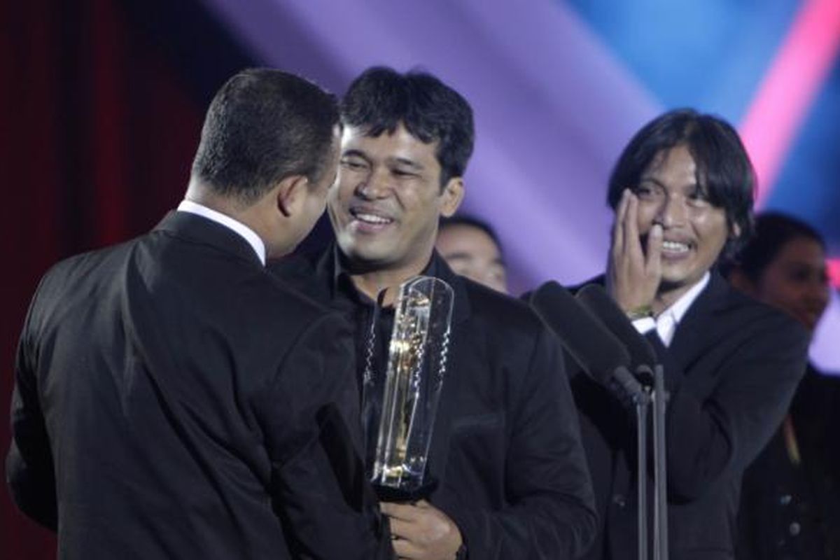 Ifa Isfansyah dan Eddie Cahyono menerima Piala Citra kategori Film Terbaik Festival Film Indonesia (FFI) 2015 yang diserahkan Menteri Pendidikan dan Kebudayaan Anies Baswedan. di Indonesia Convention Exhibition (ICE) BSD City, Tangerang, Banten, Senin (23/11/2015). Ifa menerima penghargaan ini berkat film Siti karya sutradara Eddie Cahyono yang juga berhasil meraih dua penghargaan terbaik dalam Festival Film Internasional Shanghai 2015 atau yang ke-18, Tiongkok, pada 13-21 Juni lalu.