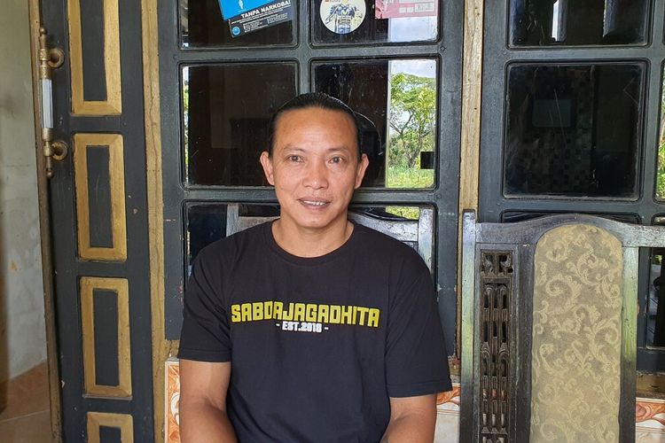 Ribut Budi Suryono di rumahnya Padukuhan Susukan 1, Kalurahan Genjahan, Kapanewon Ponjong, Gunungkidul, DI Yogyakarta, Kamis (29/3/2023).