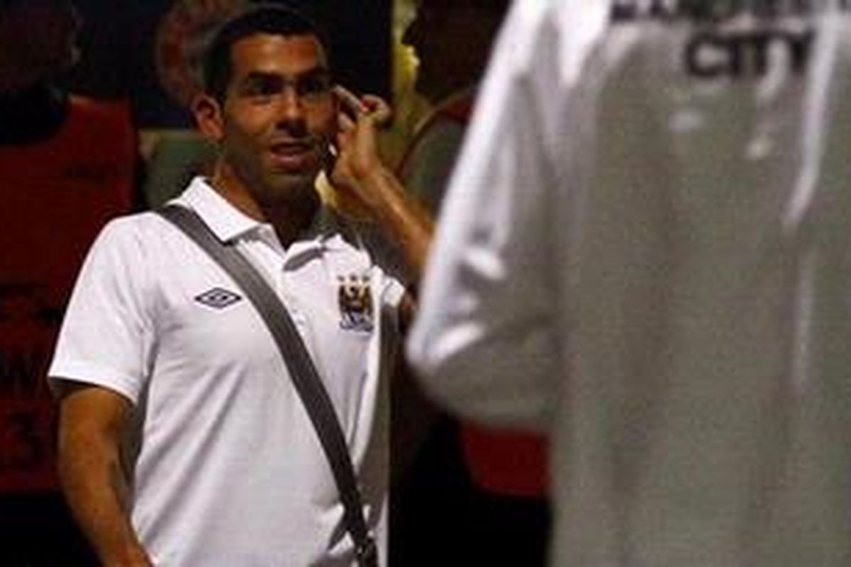 Penyerang Manchester City, melangkah menuju bus tim, setelah pertandingan Liga Champions melawan Bayern Muenchen, 27 September lalu.