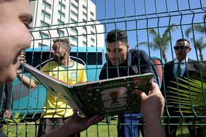 Suporter Iran Terbelah dalam Laga Vs Selandia Baru, Bayang-bayang Politik Ikut Masuk Stadion