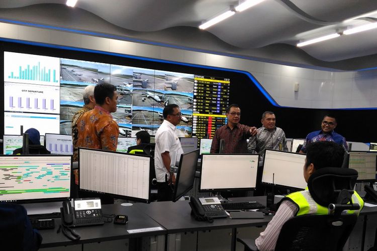 Direktur Utama PT Angkasa Pura 1 (Persero) Faik Fahmi meninjau kegiatan di Airport Operation Control Center (AOCC) Bandara Sultan Aji Muhammad Sulaiman di Sepinggan, Balikpapan, Jumat (2/3/2018)