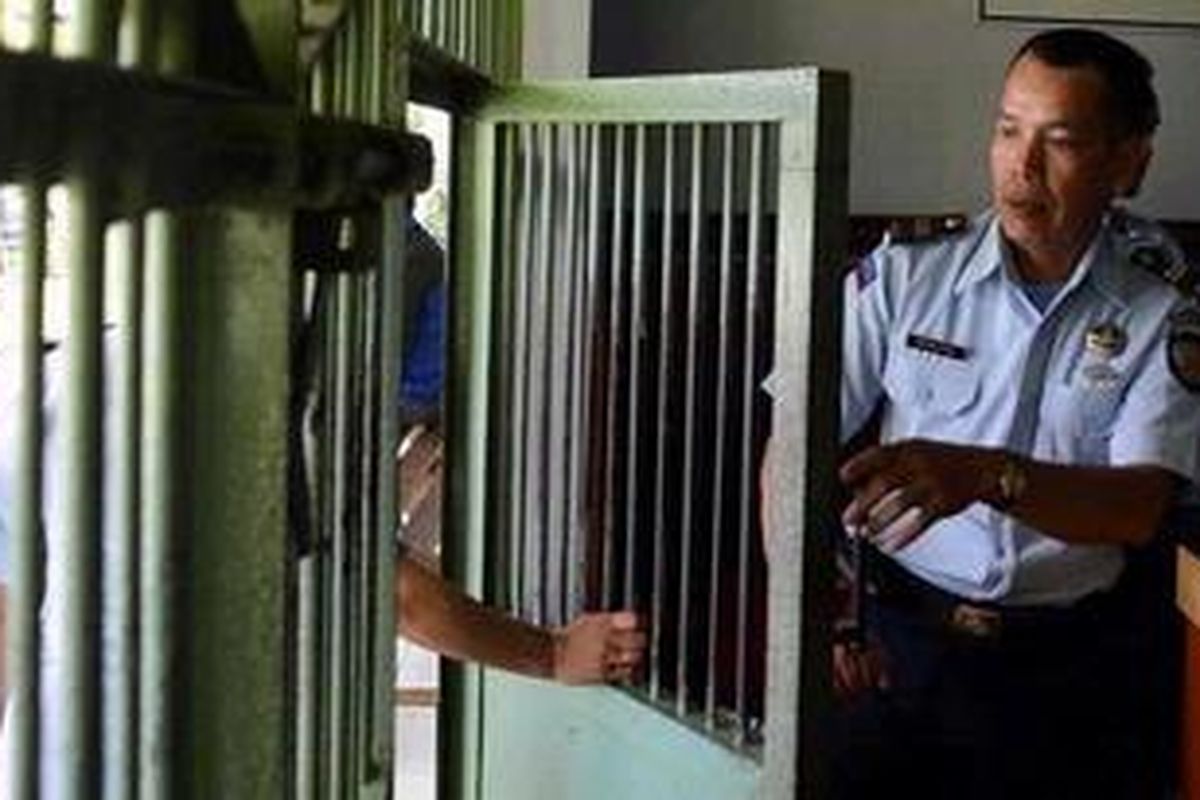 Petugas membukakan pintu akses utama LP Cebongan di Desa Sumberadi, Mlati, Sleman, DI Yogyakarta, Senin (25/3/2013). Berbagai aktivitas di lapas tersebut telah berangsur normal pasca-penyerbuan gerombolan bersenjata api tiga hari sebelumnya yang mengakibatkan empat tahanan tewas. KOMPAS/FERGANATA INDRA RIATMOKO