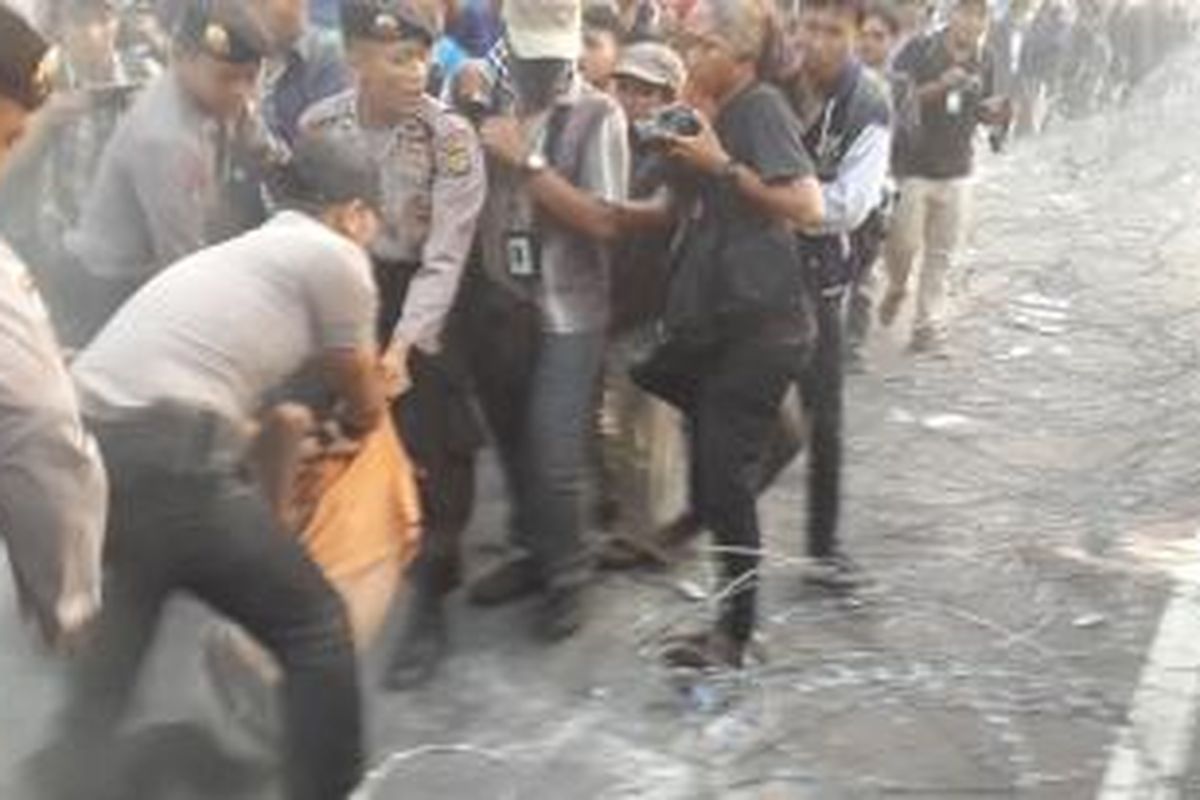 Salah satu mahasiswa sempat diseret polisi saat aksi bakar keranda mayat di depan Istana Merdeka, Jalan Medan Merdeka Utara Jakarta Pusat, Kamis (21/5/2015).