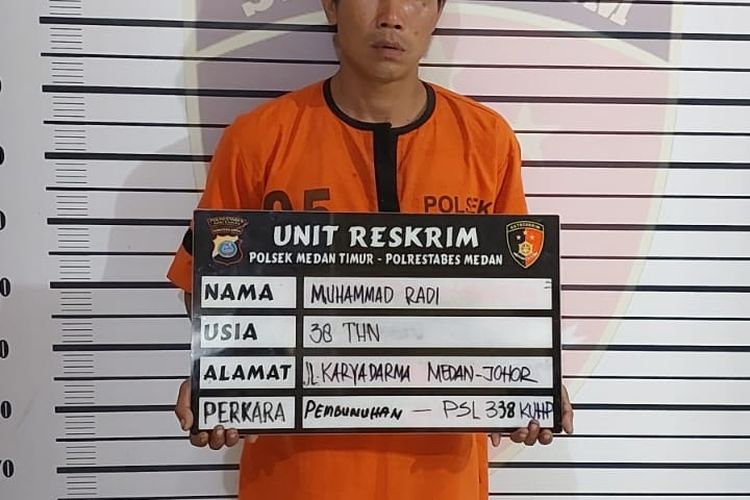  M. Radi (38) pria di Kota Medan yang tusuk punggung sepupunya Firman Efendi (32)  hingga tewas saat ditangkap polisi