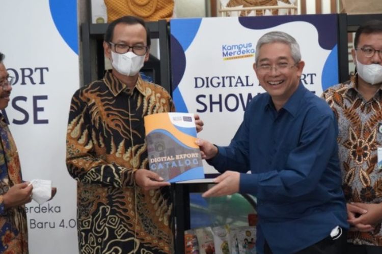 Pelaksana tugas (Plt.) Direktur Jenderal Pendidikan Tinggi, Riset, dan Teknologi (Dirjen Diktiristek) Nizam, dan Kepala Sekolah Ekspor Handito Joewono meresmikan Digital Export Showcase sebagai Galeri Produk Ekspor Mahasiswa Program Kampus Merdeka Studi Independen menjadi eksportir baru 4.0 tahun ajaran 2021/2022. Terdapat 198 produk ekspor mahasiswa yang dihasilkan oleh 777 Mahasiswa dari 223 perguruan tinggi di seluruh Indonesia.