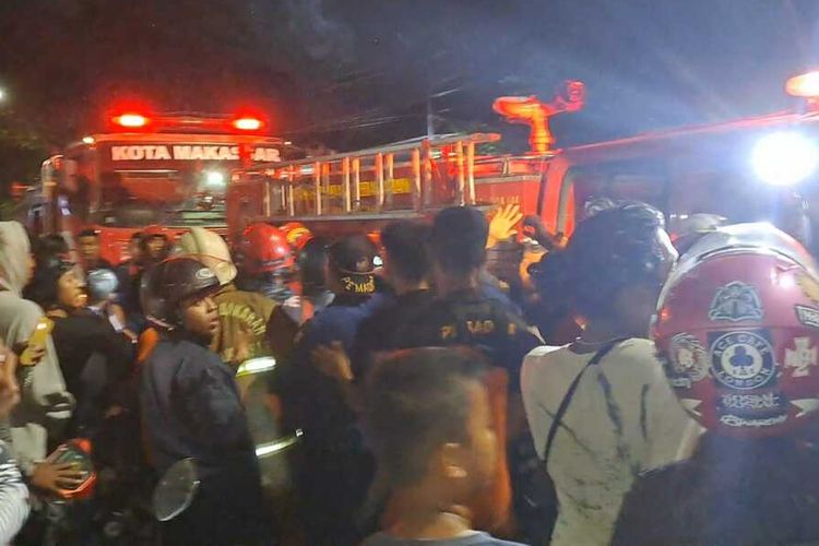 Warga yang memadati lokasi kebakaran hingga nyaris terlibat adu jotos dengan petugas Damkar Makassar di wilayah Kampung Lepping, Jalan Muh Tahir, Kecamatan Tamalate, Kota Makassar, Sulawesi Selatan (Sulsel), Senin (31/10/2023) malam.