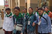 Cara Unik Jemaah Indonesia Tandai Kelompoknya, Pakai Bros Mawar hingga Blangkon