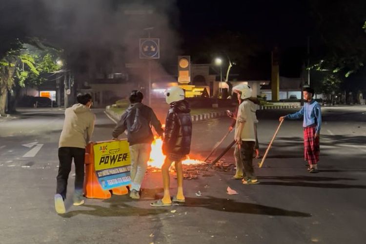 Farhanrezy bersama teman-temannya yang tergerak membersihkan sisa aksi massa yang dapat membahayakan pengguna jalan di kawasan Jalan Letjend S. Parman Kota Malang hingga Kayutangan, Sabtu (30/8/2025) dini hari.