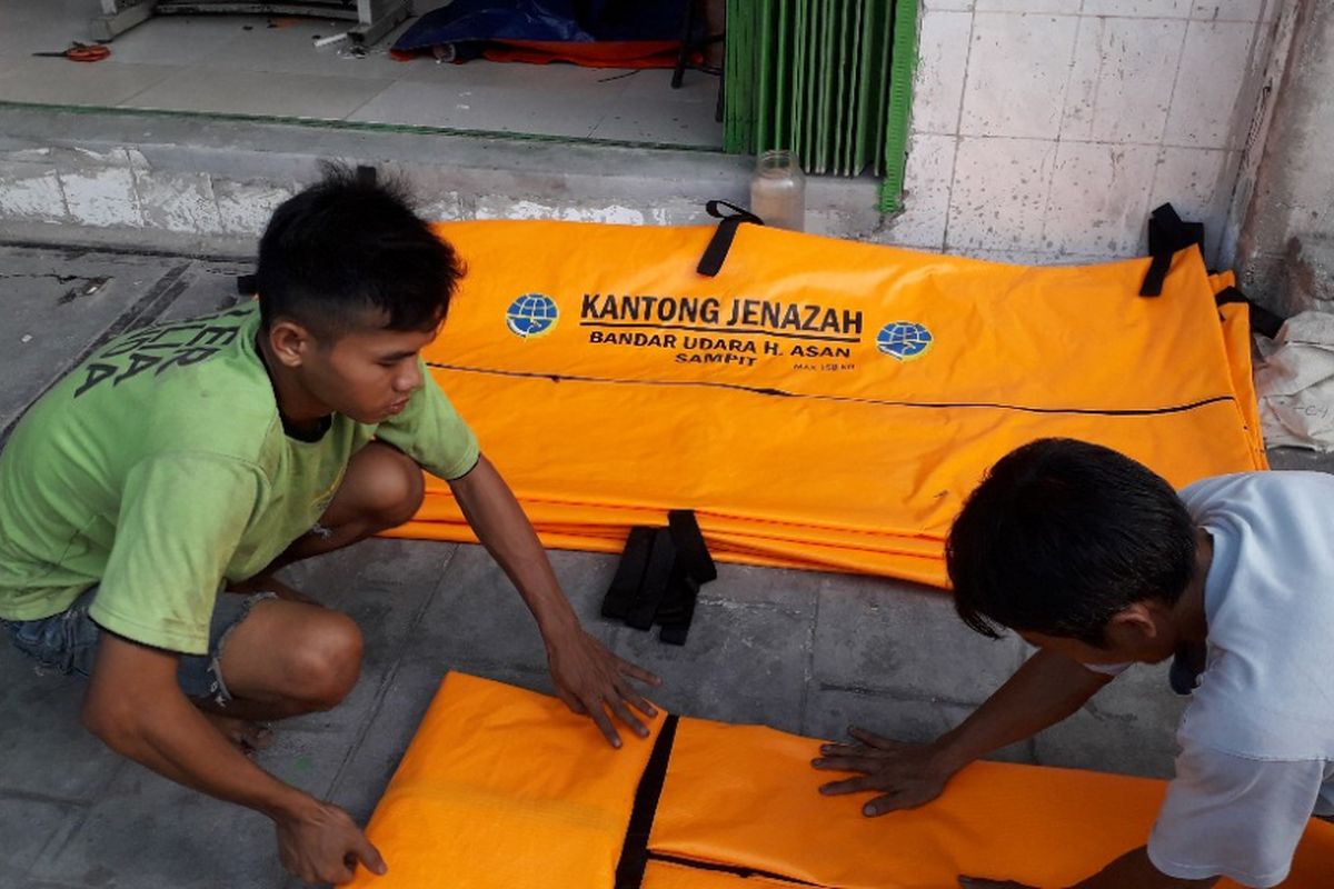 Produsen kantong mayat di Penjaringan kebanjiran pesanan akibat gempa dan tsumami Palu, Rabu (3/10/2018).