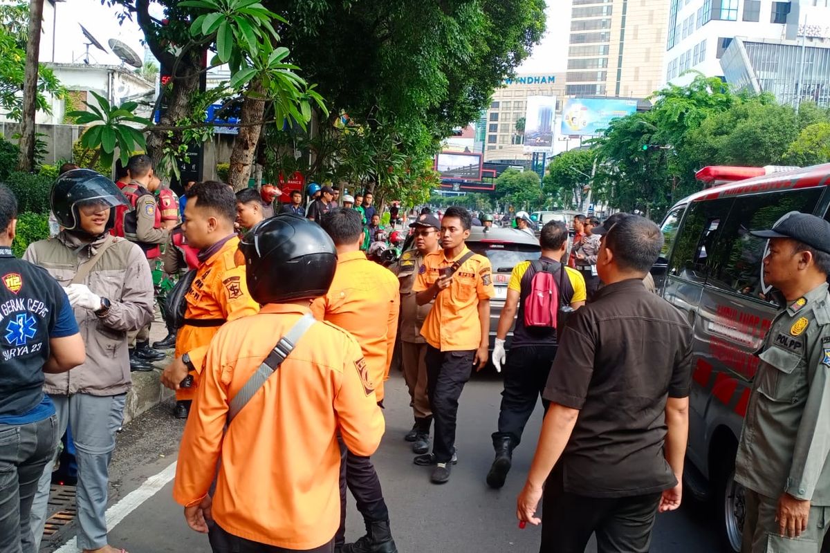 Proses evakuasi korban tabrakan beruntun di Surabaya, Kamis (2/1/2025).