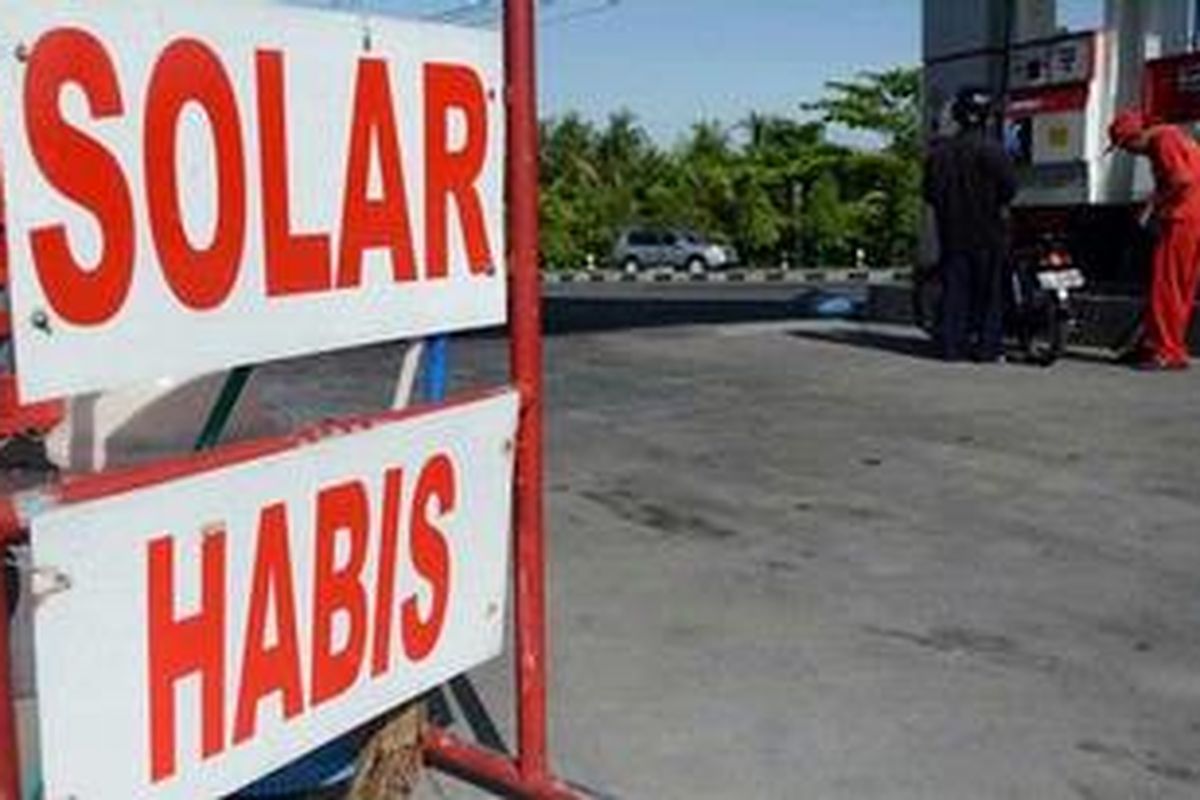 Papan pemberitahuan tentang habisnya persediaan solar bersubsidi dipasang di sebuah SPBU di Jalan Raya Solo-Yogyakarta, Kalasan, Sleman, DI Yogyakarta, Selasa (2/4/2013). Menurut pengelola SPBU di perbatasan Jawa Tengah dan Yogyakarta tersebut, selama sekitar sepekan ini pembelian solar bersubsidi di tempat itu melonjak drastis sehingga persediaan bahan bakar tersebut lebih cepat habis. Hal ini diduga akibat adanya pembatasan pembelian solar bersubsidi yang diberlakukan di sejumlah SPBU di kawasan Jawa Tengah.