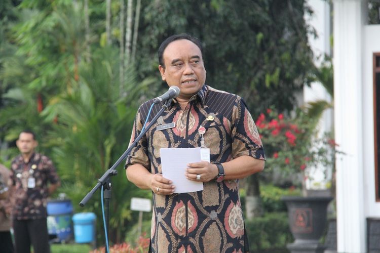 Penjabat sementara (Pjs) Bupati Tavip Supriyanto (49), memimpin Pemerintah Kabupaten Magelang, selama Bupati Zaenal Arifin dan Wakil Bupati M Zaenal Arifin mengambil cuti kampanye Pilkada 2018, 15 Februari - 24 Juni 2018.