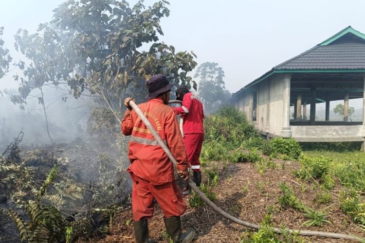 Karhutla Kepung Pondok Pesantren di Kampar Riau, Petugas Upayakan Penyekatan Api