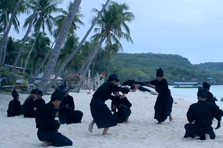 Tari Pa?bitte Passapu yang ditarikan Sanggar Seni Budaya Turiolo Kajang. 