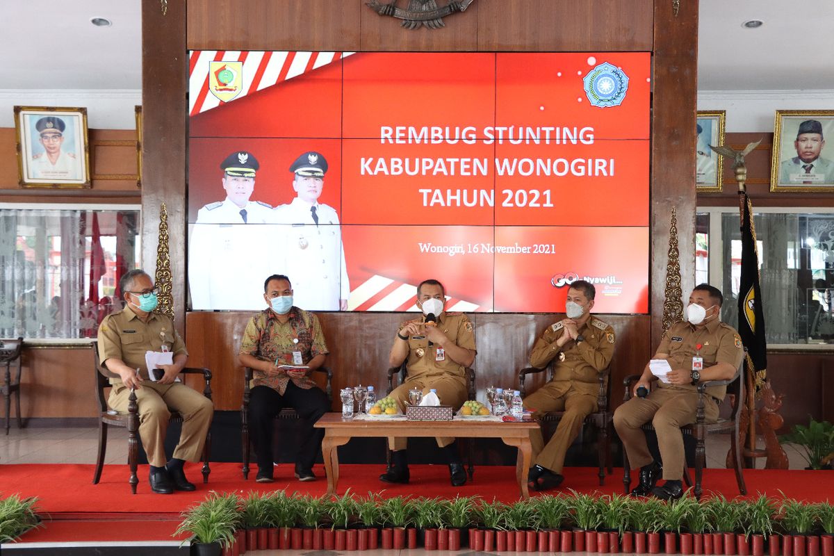 Bupati Wonogiri Joko Sutopo menyampaikan materi saat menjadi pembicara pada acara Rembug Stunting Kabupaten Wonogiri Tahun 2021 di Pendopo Kabupaten Wonogiri, Selasa (16/11/2021).
