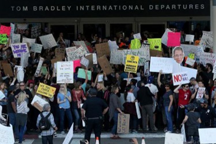 Para pengunjuk rasa menggelar aksi di depan Bandar Udara Internasional Los Angeles, 29 Januari 2017, untuk menentang kebijakan Presiden AS Donald Trump.  
