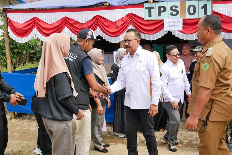 Kepala Otorita IKN Bambang Susantono dan Sekretaris OIKN Achmad Jaka Santos Adiwijaya meninjau Tempat Pemungutan Suara (TPS) 01 IKN, Kalimantan Timur.