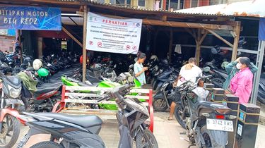 Cerita Warga Kelola Parkir di Luar Stasiun Bekasi, Lebih Cuan Dibanding Bisnis Kos-kosan