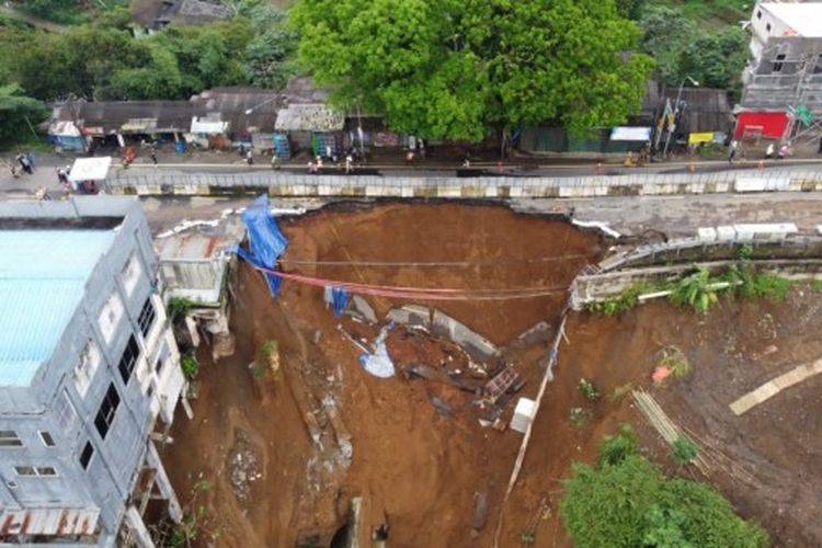 Kementerian PUPR sedang membangun jembatan rangka baja atau bailey untuk menyambungkan ruas Jalan Nasional Bogor-Sukabumi di Kecamatan Caringin, Kabupaten Bogor, yang mengalami longsor pada Senin (27/02/2023) lalu.
