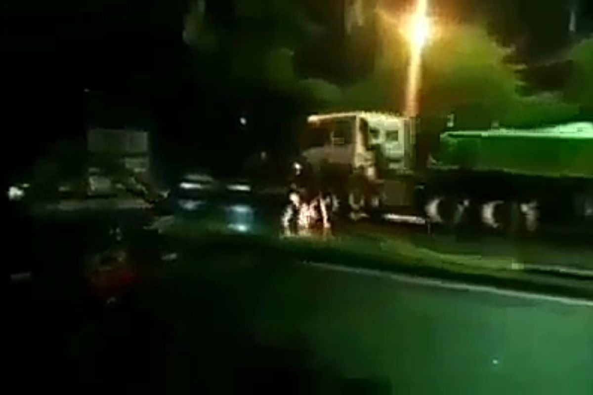 Aksi nekat remaja Bogor yang menghentikan truk tronton yang sedang melintas di Jalan Alternatif Sentul, Desa Cijujung, Kecamatan Sukaraja, Kabupaten Bogor, Jawa Barat, pada Selasa (6/4/2021) dini hari.