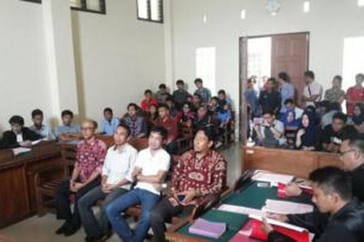 Pengadilan Negeri Tanjungkarang menggelar sidang perdana kasus pencurian alat peraga kampanye dengan terdakwa tiga mahasiswa jurusan Administrasi Negara FISIP Universitas Lampung (Unila), Selasa (3/11/2015) 
