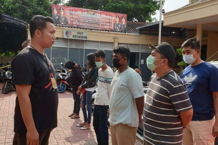 Para remaja yang diamankan oleh anggota polisi saat gelar aksi balap liar di Kembangan, Jakarta Barat 