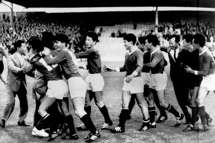 Para pemain timnas Korea Utara merayakan kemenangan mereka yang atas Italia dengan skor 1-0 pada laga pamungkas Grup 4 Piala Dunia 1966. Laga tersebut digelar pada 19 Juli 1966 di Middlesbrough. Pak Doo Ik menjadi pahlawan berkat golnya ke gawang Italia pada menit ke-41.  AFP PHOTO (Photo by STAFF / AFP)