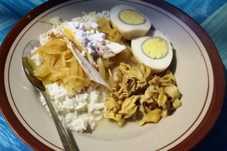 Nasi Liwet khas Solo dengan nasi gurih, suwiran ayam kampung, sambal goreng jipang, telur rebus, dan ereh diatasnya. Bisa juga menggunkanan lauk ati ampela atau usus ayam.