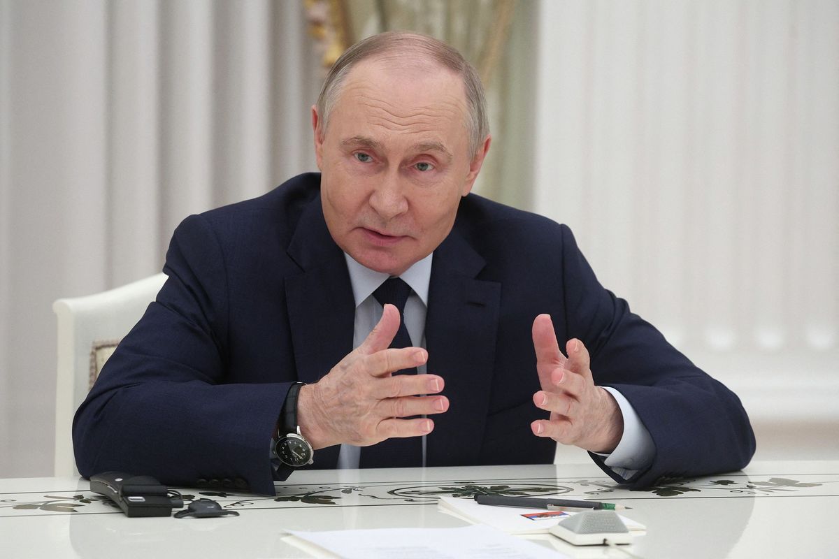 Presiden Rusia Vladimir Putin saat bertemu sandera yang dibebaskan Hamas dari Gaza di Kremlin, Moskwa, 16 April 2025.