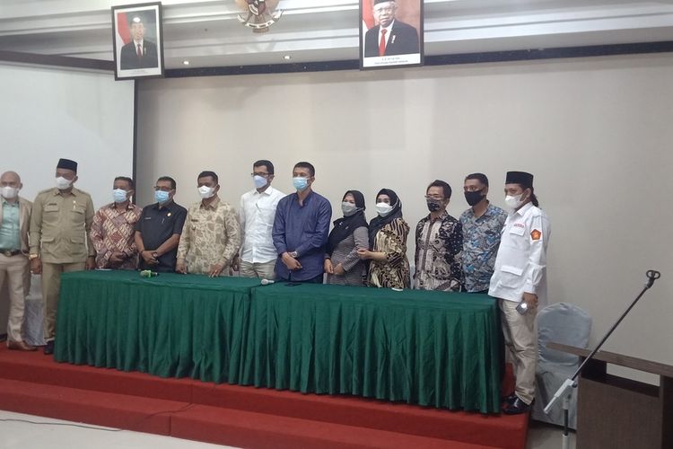 Wakil Bupati Solok Jon Firman Pandu bersama sejumlah pimpinan DPRD.