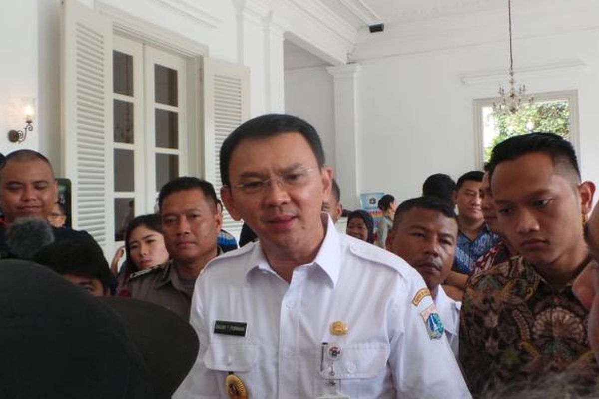 Gubernur DKI Jakarta Basuki Tjahaja Purnama atau Ahok saat mendengar aduan warga di Pendopo Balai Kota DKI Jakarta, Rabu (1/3/2017).