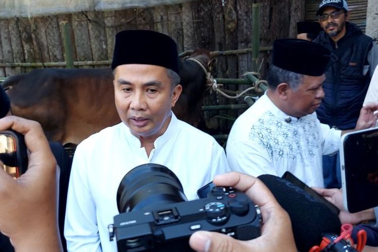 Penjabat Gubernur Jawa Barat Bey Triadi Machmudin memberikan keterangan di RW 16, Dusun 3, Desa Jayagiri, Lembang, Bandung Barat, Senin (17/6/2024).